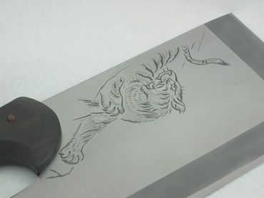 左藤蔵 そば切包丁<br>総磨き 木柄(曲) 330mm<br>【神代柄・虎彫金 特別仕様】2